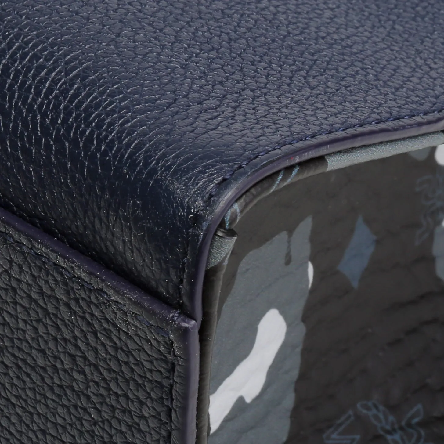MCM Small Aren Tote - Navy